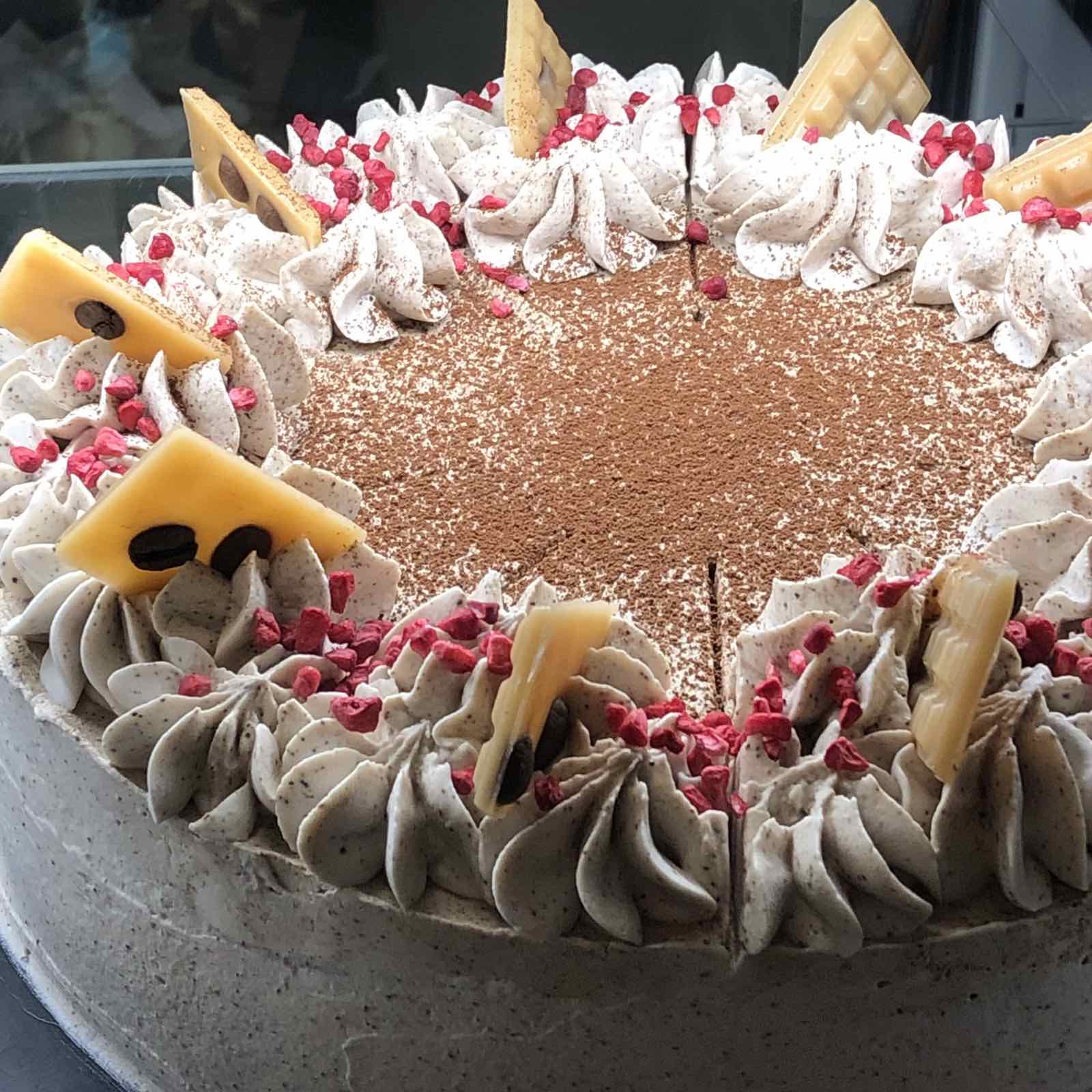 Tort Latte z białą czekoladą i malinami