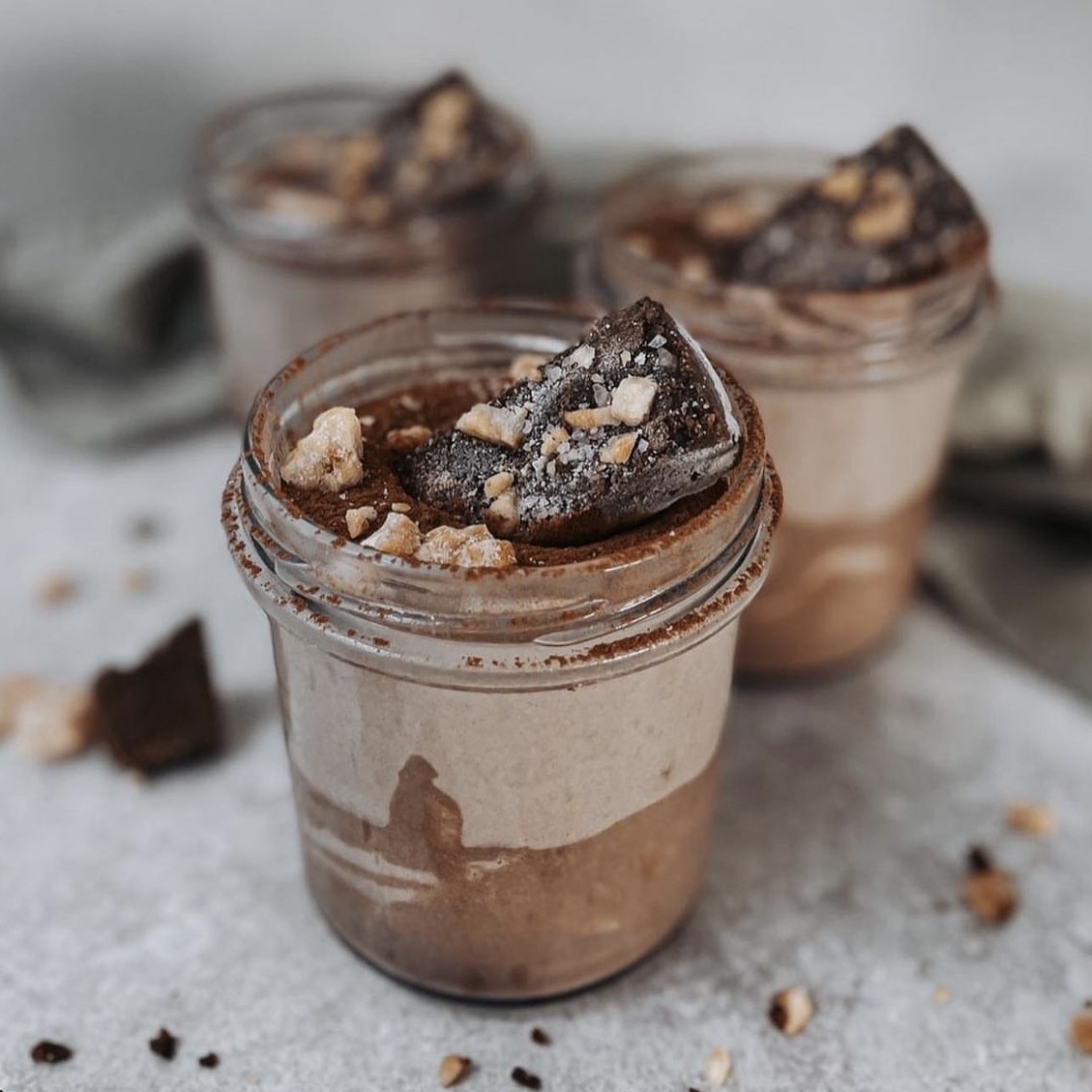 Truffle Cheesecake in chocolate and caramelized nuts in a jar