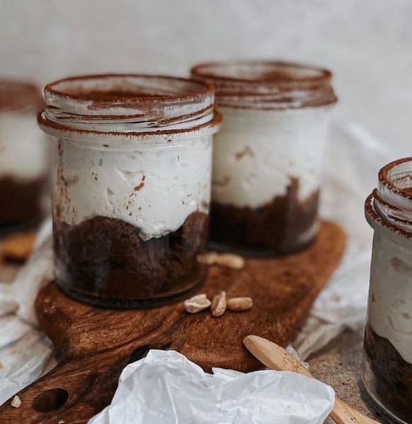 Cheesecake-brownie with peanut butter in a jar