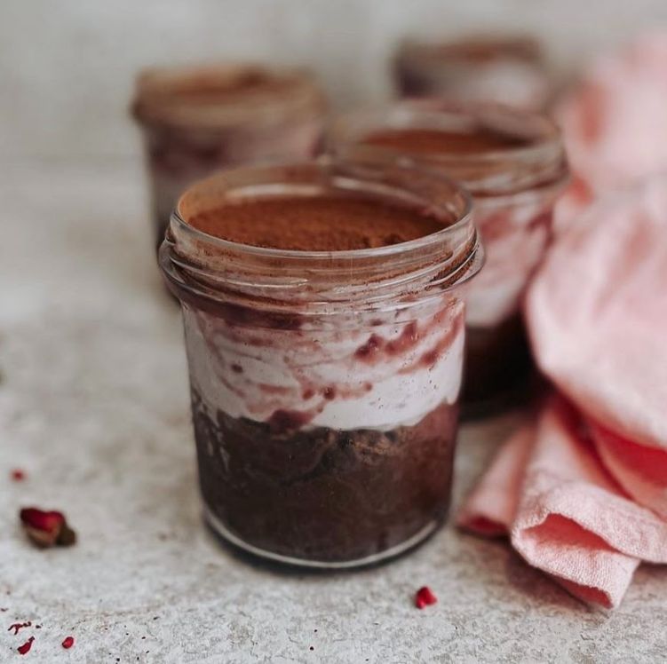 Cheesecake-brownie with raspberries in a jar