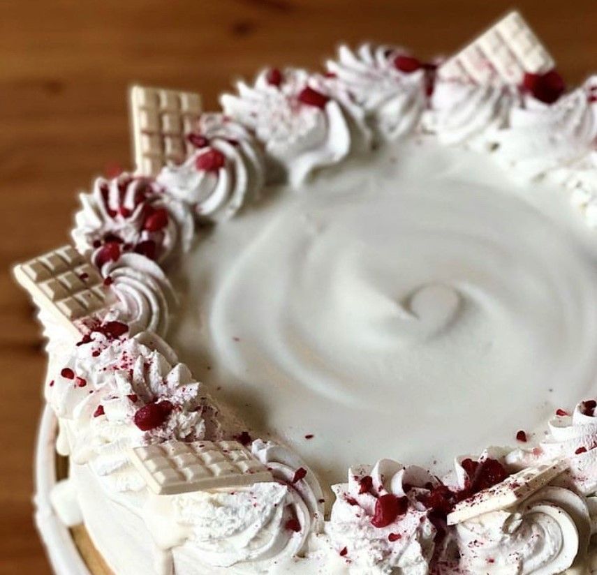 Tort Biała czekolada  z malinami